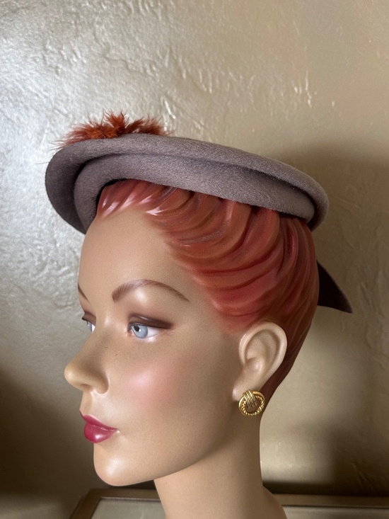 MARVELOUS 1950\'s TAUPE FELT HAT + BACK BOW & RUST FEATHER TRIM main image 5